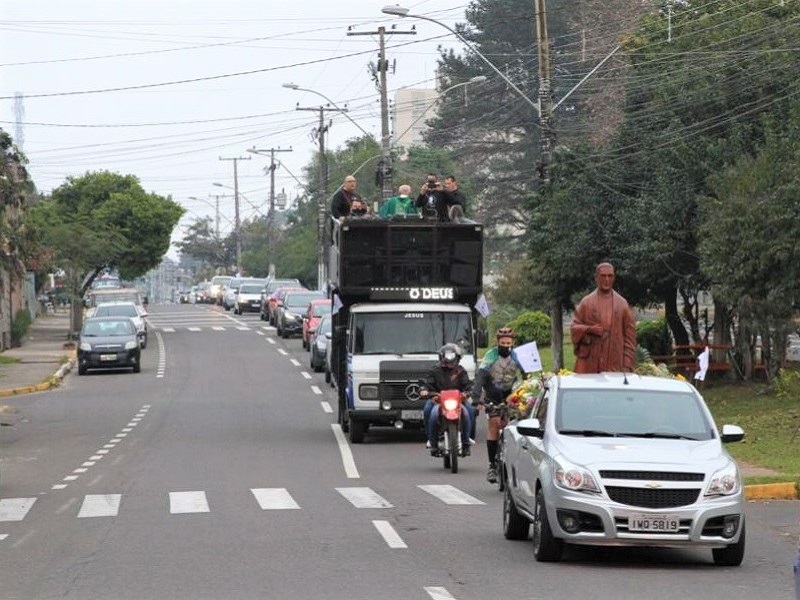 2ª Carreata com Padre Reus reúne centenas de veículos pelas ruas de São Leopoldo